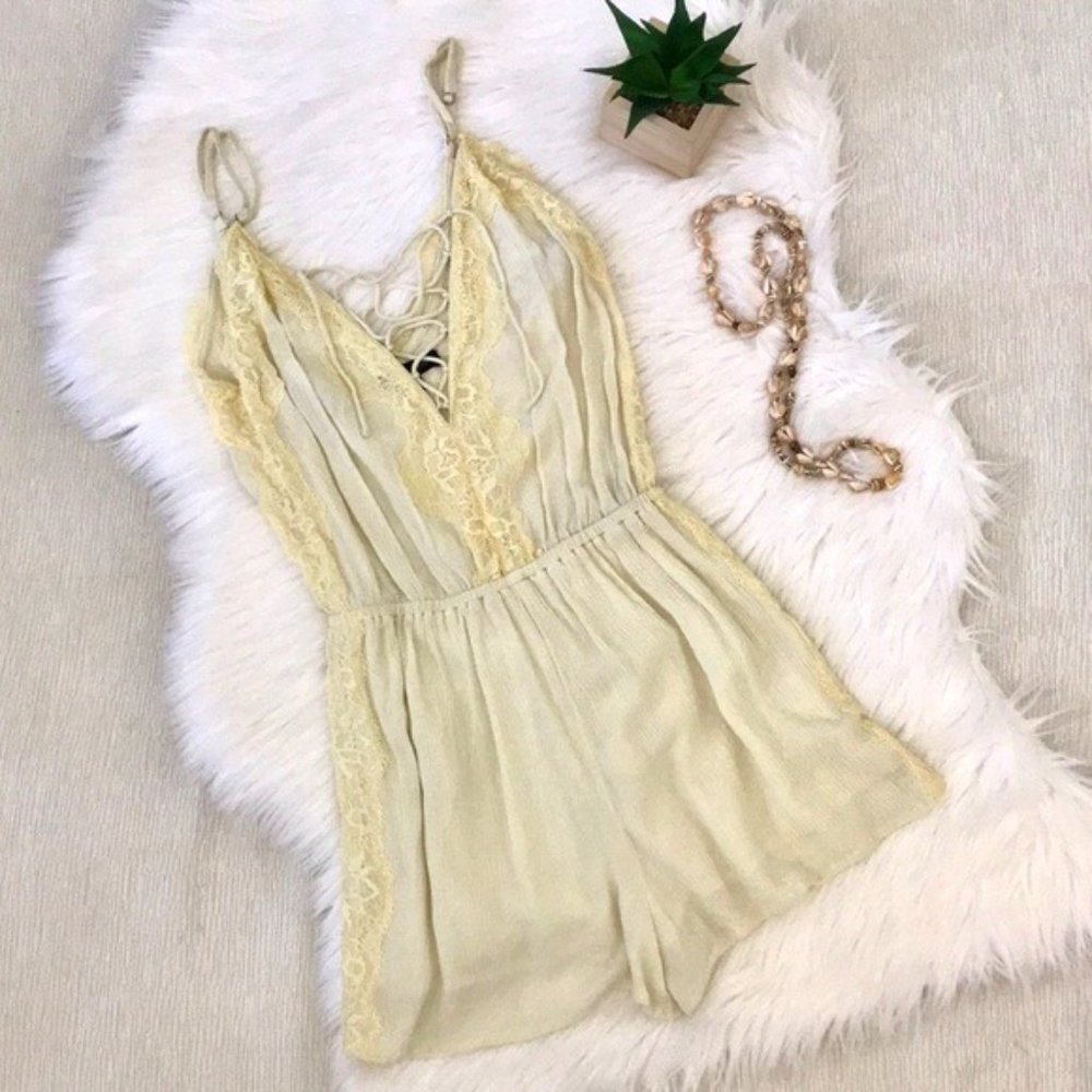 Kendall & Kylie Cream Lace Romper Size XS